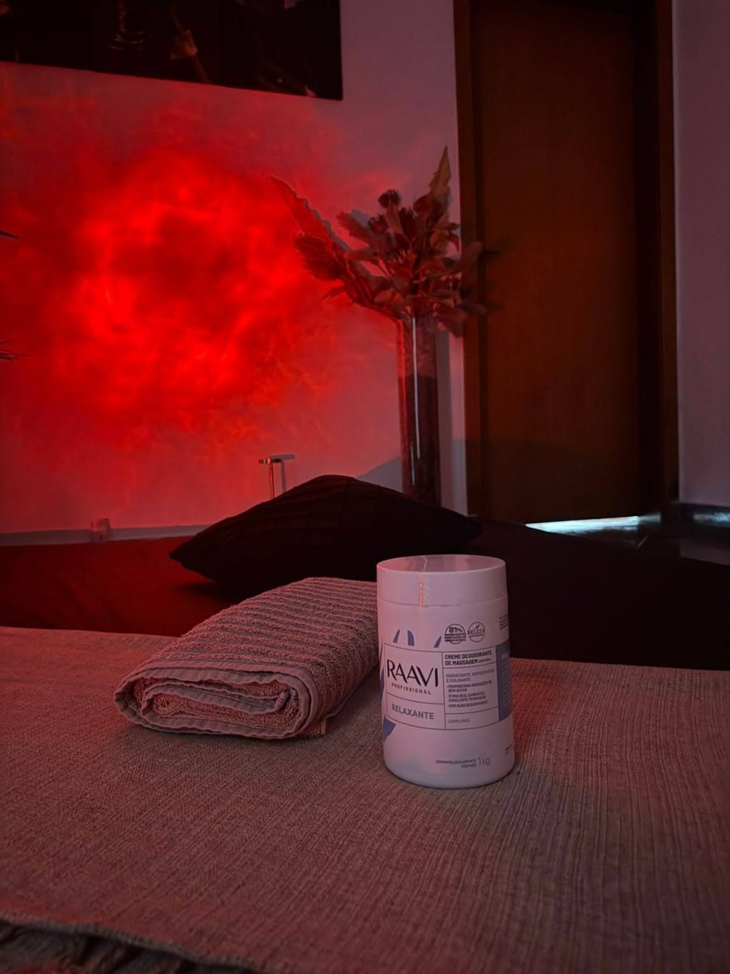 Detalhe da maca com toalha e creme de massagem
